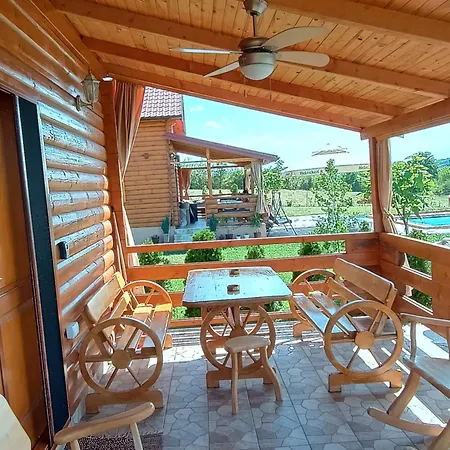 Vikendica Sa Bazenom Carolija Villa