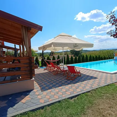 Vikendica Sa Bazenom Carolija