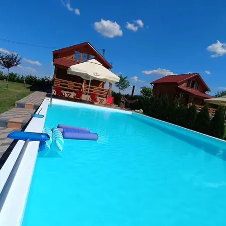 Vikendica Sa Bazenom Carolija