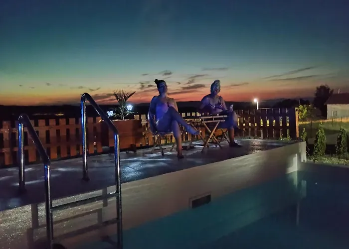 Vikendica Sa Bazenom Carolija فيلة