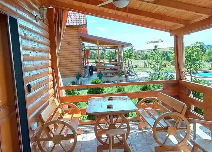 Vikendica Sa Bazenom Carolija فيلة