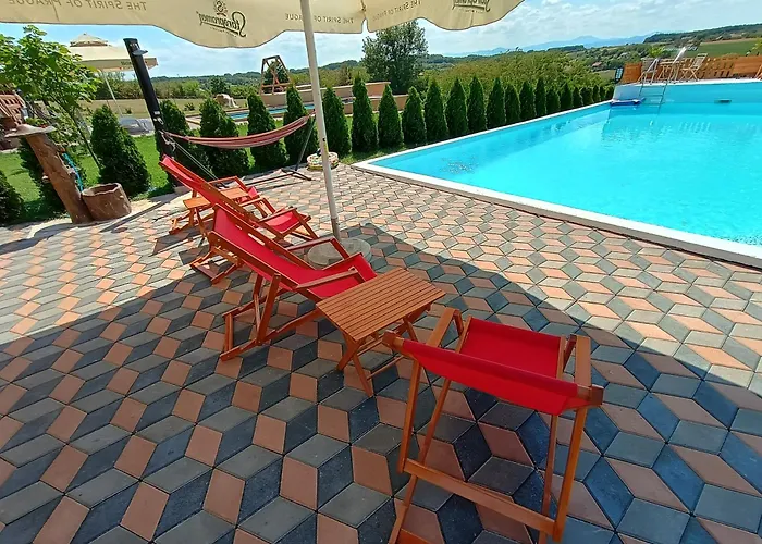 Vikendica Sa Bazenom Carolija فيلة